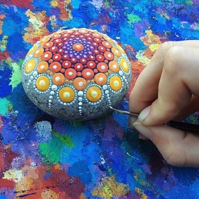 Colorido mandala en piedra