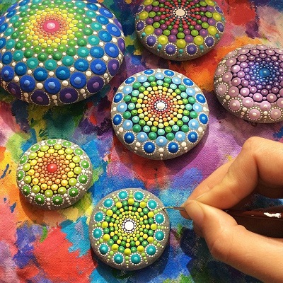 Coloridos mandalas en piedras