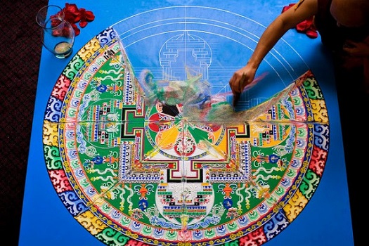 Destrucción de un mandala tibetano