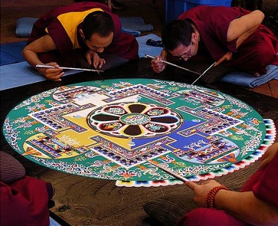 Monjes budistas haciendo un mandala de arena