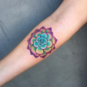 Tatuaje flor de loto en el brazo