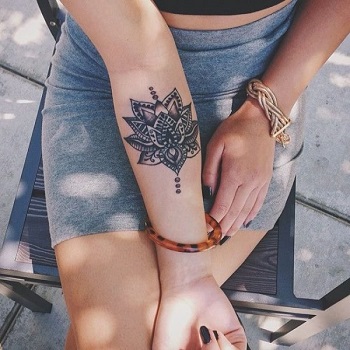 Tatuaje flor de loto en el brazo