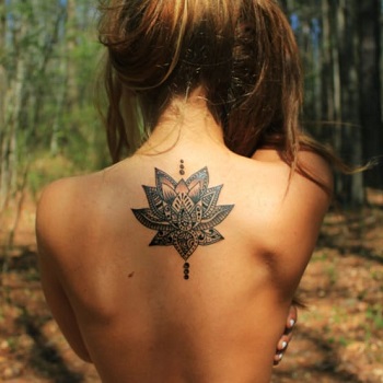 Tatuaje flor de loto espalda