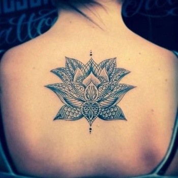 Tatuaje flor de loto espalda