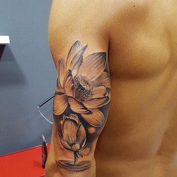 Tatuaje flor de loto hombre