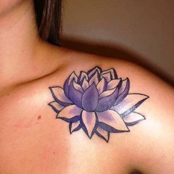 Tatuaje flor de loto hombro