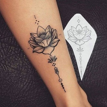 Tatuaje flor de loto pierna