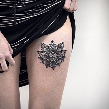 Tatuaje flor de loto pierna